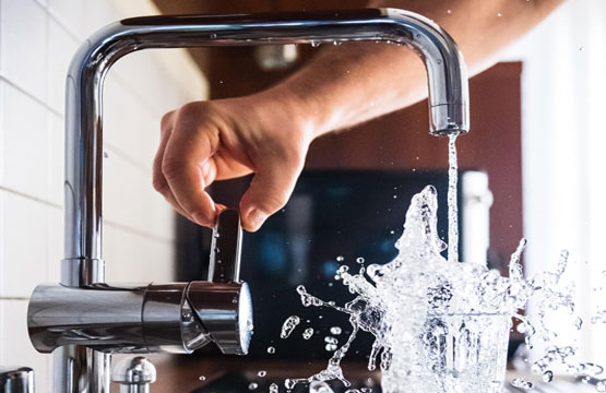 water spalshing faucet
